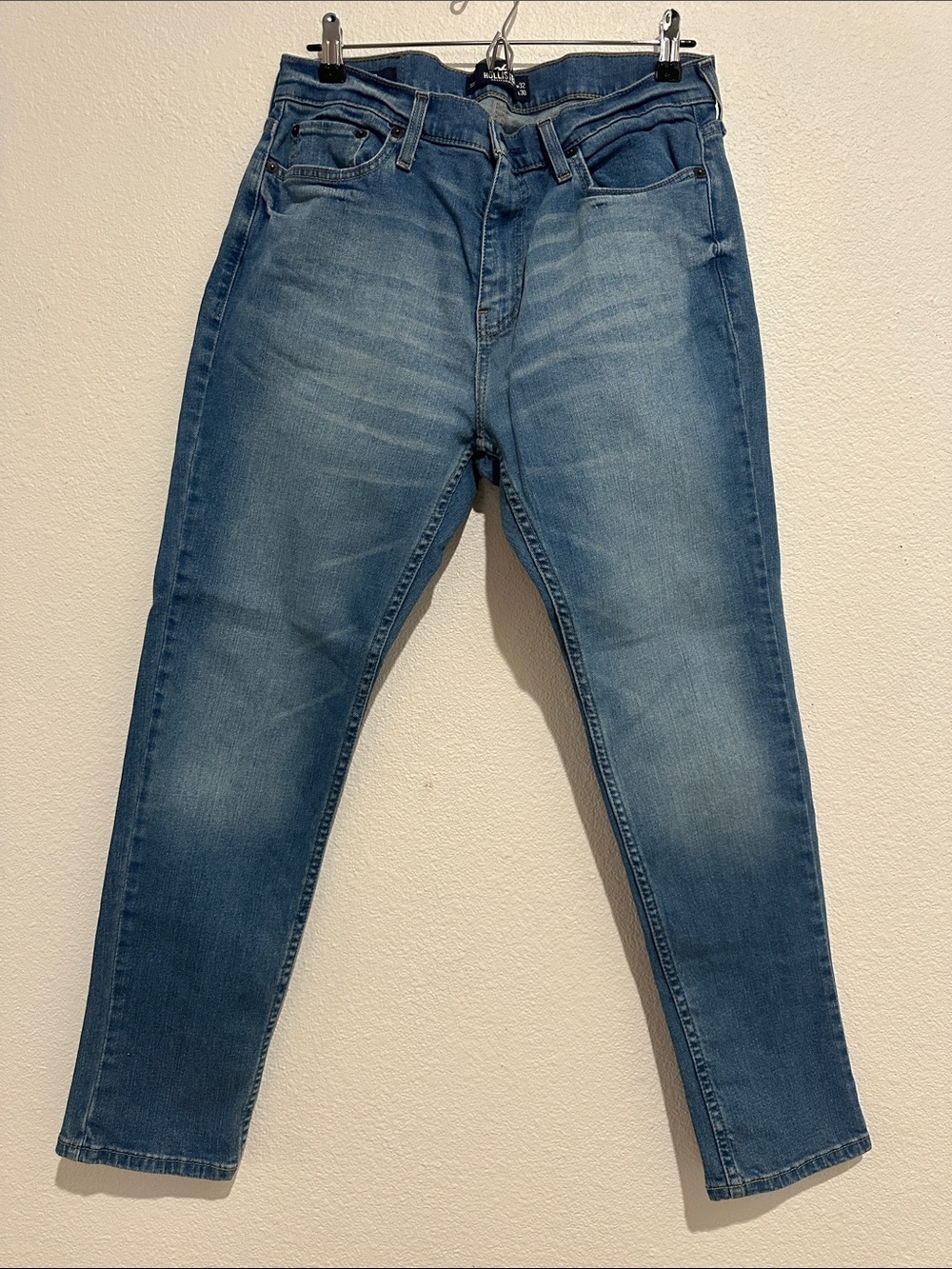 EUC!! Men's HOLLISTER Distressed Taper Epic Flex Jeans, 32x30.